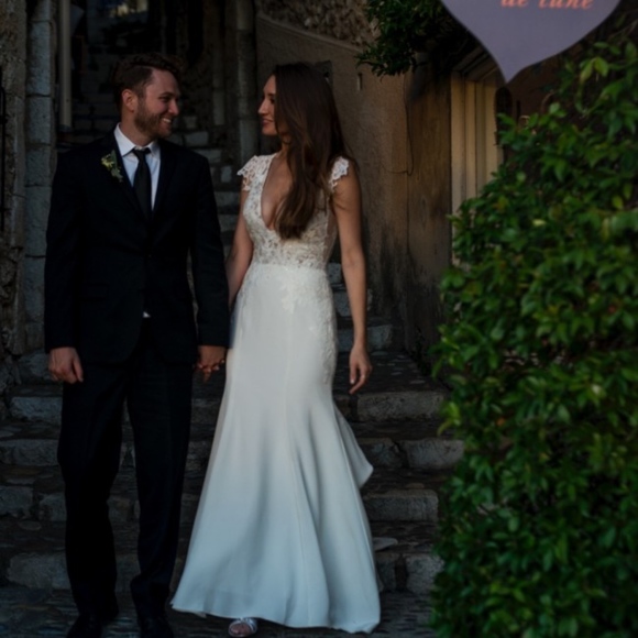 BLISS MONIQUE LHUILLIER Lace Plunge Neck Trumpet - Picture 4 of 6